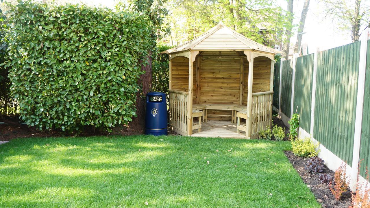 The Lawn Guest House Gatwick Горлі Екстер'єр фото
