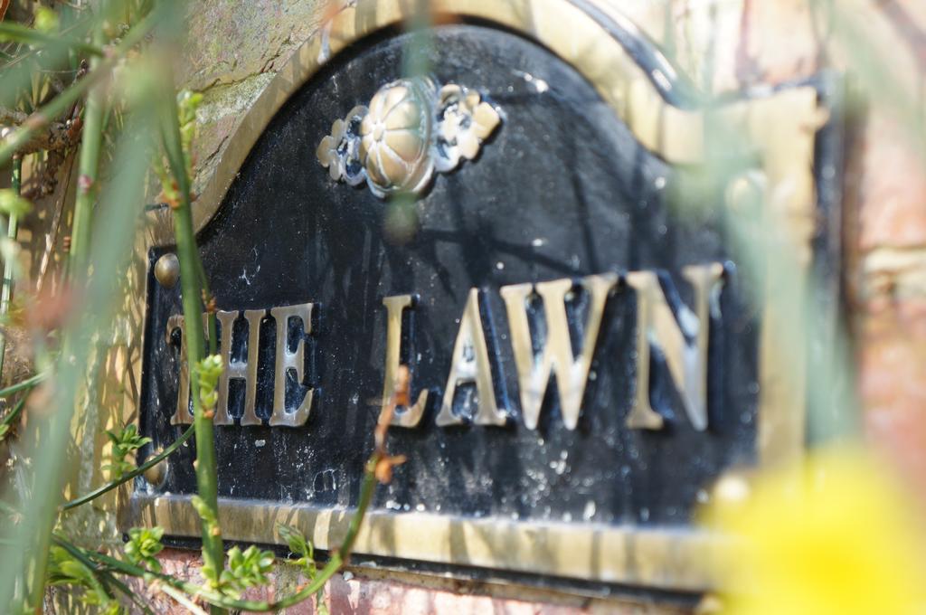 The Lawn Guest House Gatwick Горлі Екстер'єр фото