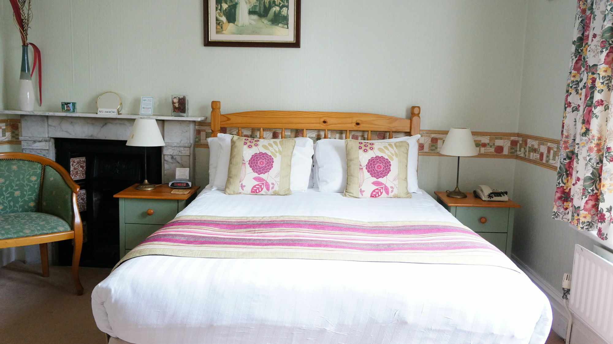 The Lawn Guest House Gatwick Горлі Екстер'єр фото