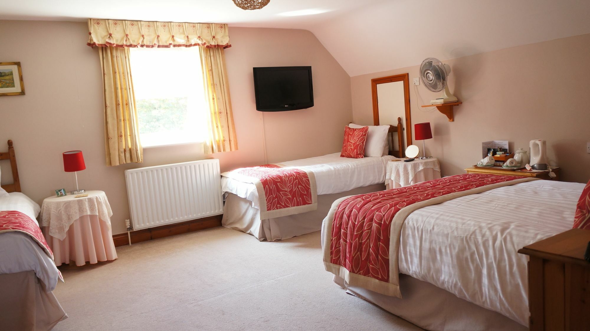 The Lawn Guest House Gatwick Горлі Екстер'єр фото