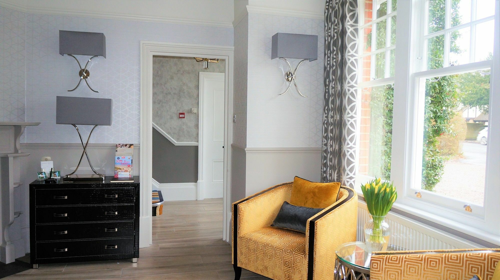 The Lawn Guest House Gatwick Горлі Екстер'єр фото